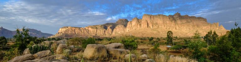 Naturmetropole in Afrika, majestätischer Felsen & Savannenlandschaft, afrikanische Tierwelt, Safari Abenteuer, Reiseluxus.