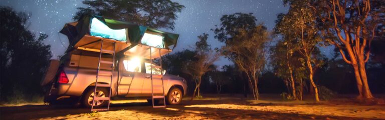 Eco-Lodge mit Zeltübernachtung im afrikanischen Busch, Sterne und Natur im Hintergrund.