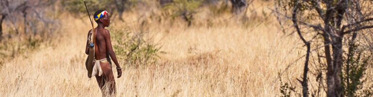 Ein Maasai-Mann in der afrikanischen Savanne, typische Safari-Kultur und Tierwelt Afrikas.