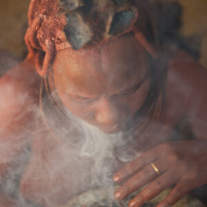 Himba bei der Körperpflege