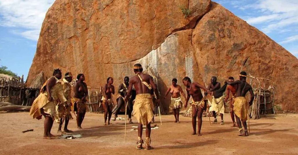 Abenteuerreise in Afrika, traditionelle afrikanische Tänze, kulturelle Erlebnisse.