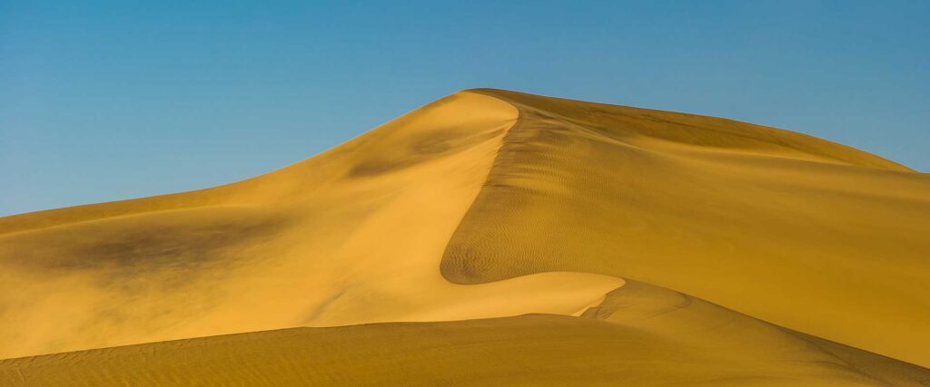 Sanddünen in Namibia, Wüstenlandschaft, Afrikatour, Abenteuerreise.