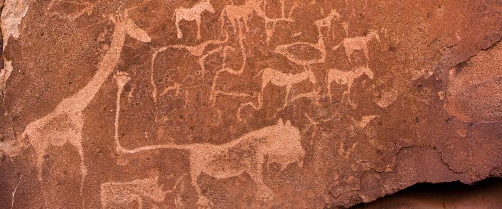 Alte Felsmalereien mit Tiermotiven auf afrikanischen Felsen.