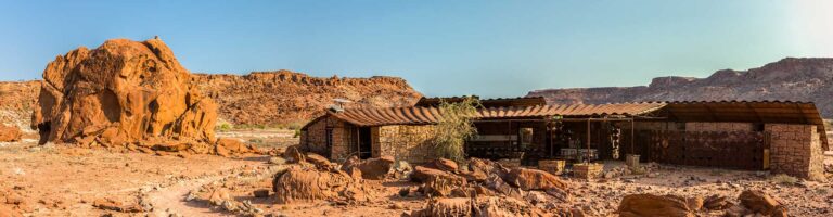 Wüstenlodge in Namibia, architektonisches Element in der afrikanischen Wüste, perfekt für Safari-Erlebnisse.