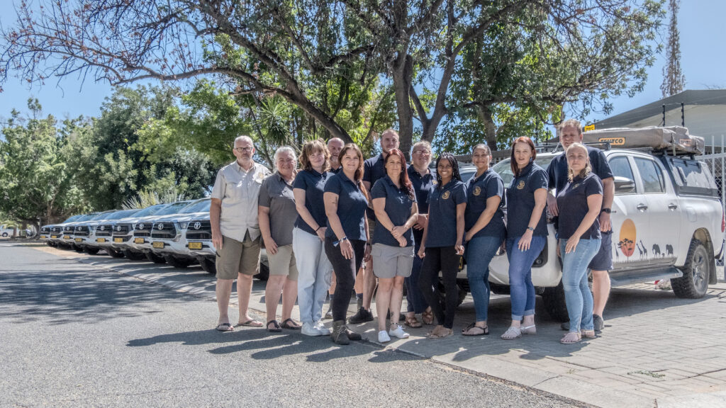 Gruppenfoto auf Safari, afrikanische Tierwelt und Reisen in Afrika, touristische Safari in Kenia oder Tansania.