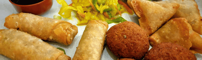 Verschiedene afrikanische Köstlichkeiten, Frühlingsrollen, Frittierte Snacks, typisch afrikanisches Essen.