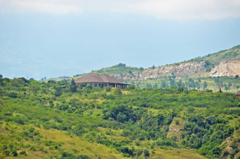 Malawi Landschaft mit Lodge in grüner Bergregion.