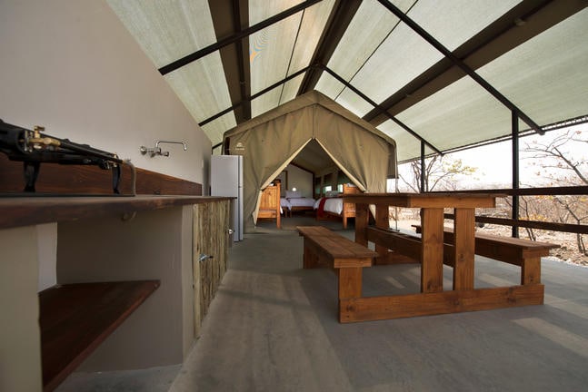 Gemütliche Safari Lodge mit Zelt in afrikanischer Natur, ideal für Safari-Reisen in Afrika.