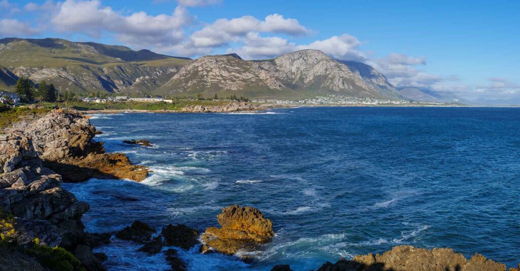 Schöne Küstenlinie und Berge im Sonnenlicht, ideal für Afrika-Reisen und Naturerlebnisse.
