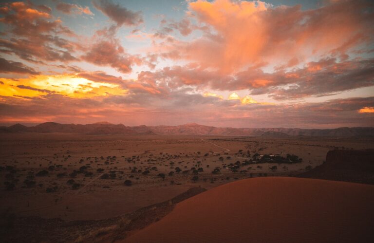 Blauer Himmel, Wüstenlandschaft, afrikanischer Sonnenuntergang, Wildtiere, Natur, Wüste, Namibia, Abenteuerreise, Afrika Safari, atemberaubende Naturlandschaft.