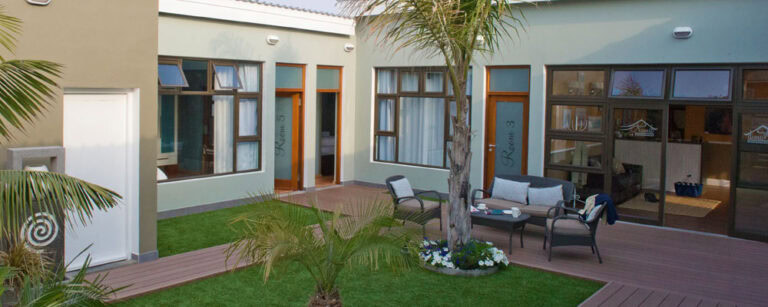 Luxus Safari Chalets in Südafrika mit Garten und Lounge, ideal für Afrika Reise Erlebnisse.