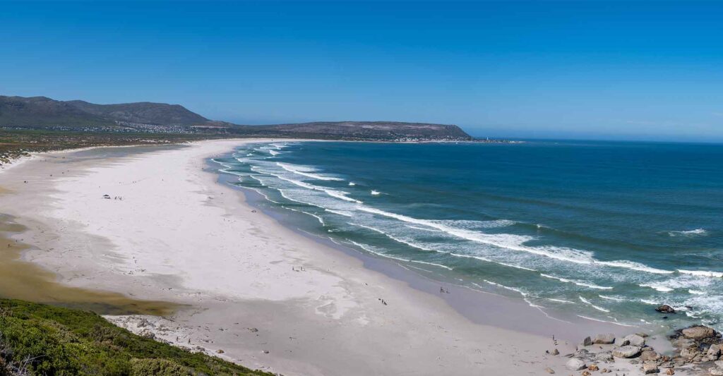 Weißer Sandstrand, Besuch bei Safari in Afrika, perfekte Urlaubsdestination.