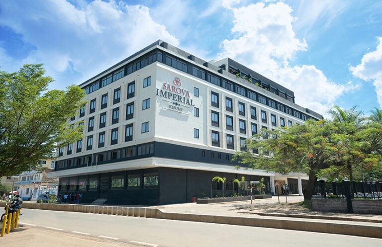 Luxushotel in Kenia mit moderner Architektur.