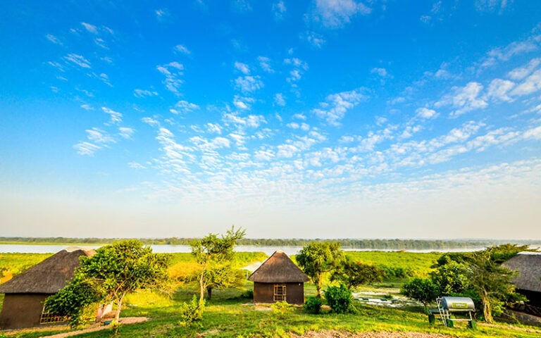 Afrika Reisen, Natur, Safari, Wasserlandschaft, afrikanische Hütten.