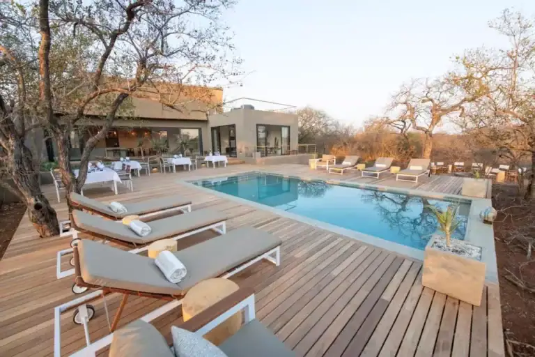 Luxus Safari Lodge mit Pool in Afrika, Sonnenuntergang, Komfort, afrikanische Natur, Reiseziel.