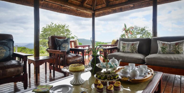 Luxus Safari Lodge mit Blick auf Afrikas Natur und Tierwelt.