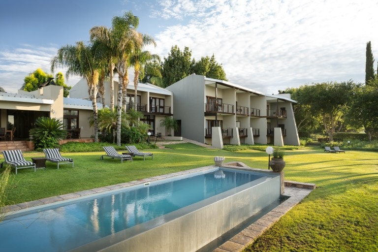 Blick auf Pool und moderne Safari-Unterkünfte in Afrika, perfekte Ferien in der Natur.