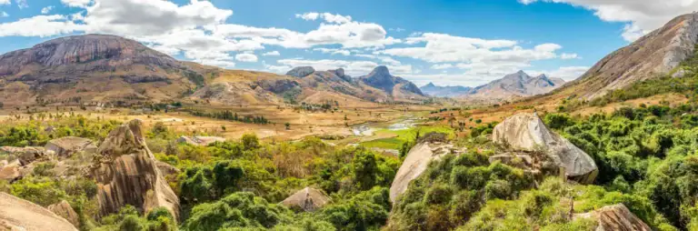 Beeindruckende afrikanische Landschaft mit Bergen und Vegetation.
