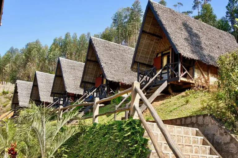 Hütten im afrikanischen Regenwald, Natürlicher Tourismus in Afrika.