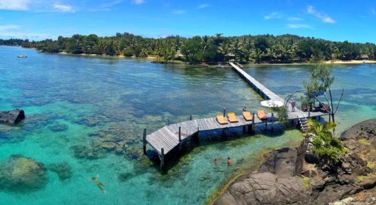 Alt Text: Schöne afrikanische Strandpromenade mit klarem Wasser und Palmen.