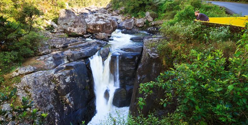 Wasserfall im afrikanischen Nationalpark, grüner Dschungel, Besuchertouren, Naturerlebnis.