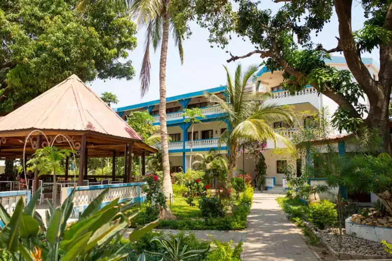 Urlaub in Afrika, Strandhotel, tropischer Garten, Luxusresort, afrikanische Reise, Küstenhotel.