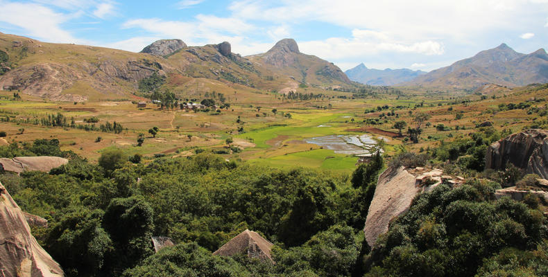 Berglandschaft und afrikanische Natur in Tansania.