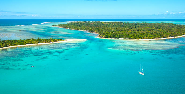 Himmlische afrikanische Insel mit türkisfarbenem Wasser und lebendiger Meeresflora.