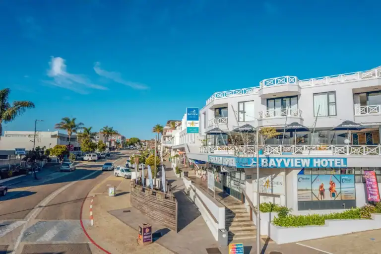 Modernes Hotel in einer lebhaften afrikanischen Urlaubsstadt, ideal für Safari, Kultur und Strandurlaub.