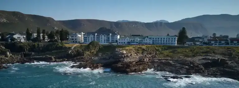 Kil Kil Beach an der Küste von Afrika, klares Wasser und Felsen, perfekte Reisedestination für Urlaub in Afrika.