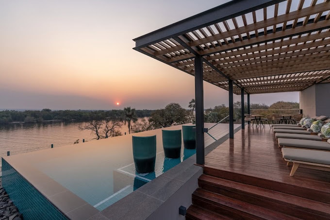 Luxus Safari Resort mit Pool in Afrika.