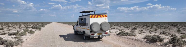 Schwerer Geländewagen im Weiten afrikanischen Wüstenblick.