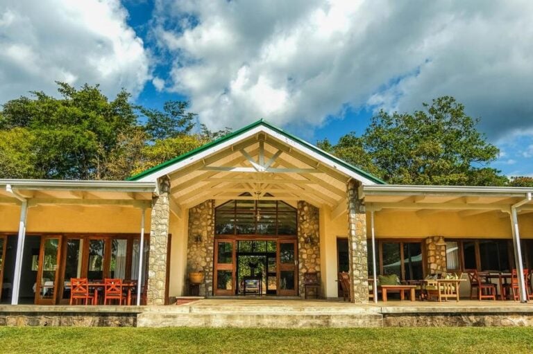 Luxushotel in Afrika mit großer Terrasse und Naturblick.