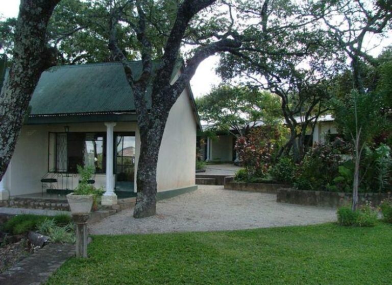 Moderne Safari-Unterkunft in Afrika mit Garten.