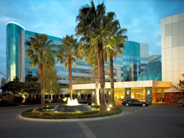 Moderne Architektur und tropische Palmen im afrikanischen Reisehotel.