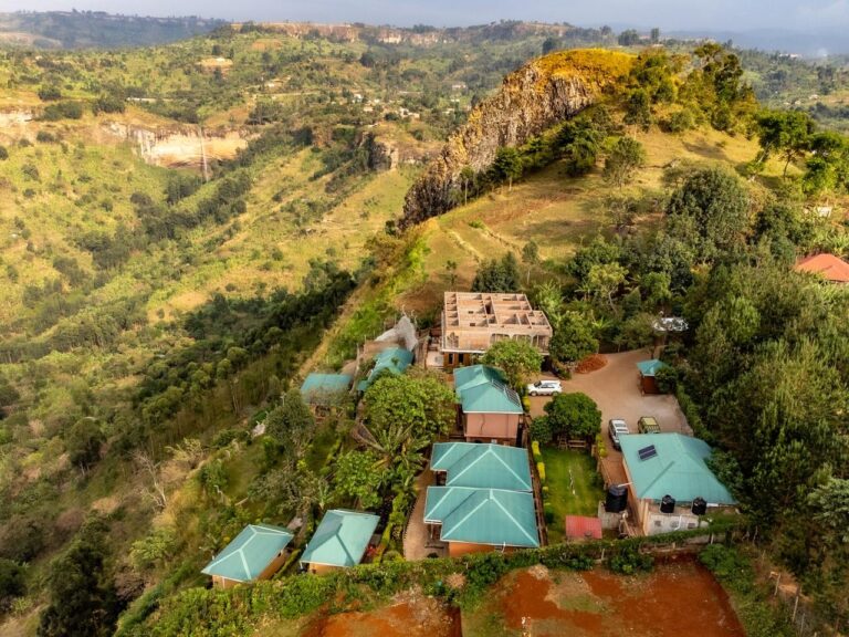 Hütten in Afrika mit üppiger Natur und Panoramablick.