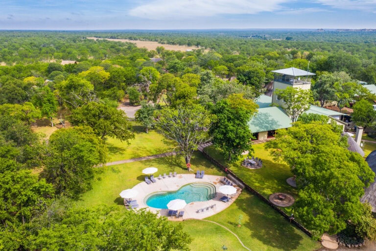 Atemberaubende Lodge mit Pool inmitten der afrikanischen Natur, ideal für Safari-Reisen.