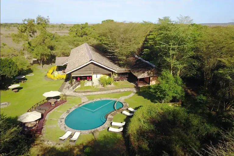 Elegantes Safari-Haus mit Pool im afrikanischen Dschungel.