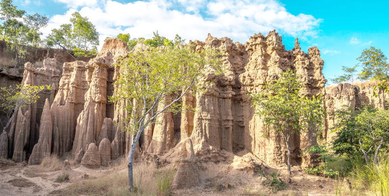 Felsenlandschaft Tsingy in Madagaskar, beeindruckende Karstformationen und Naturerlebnis.