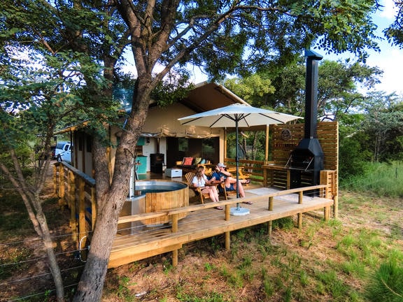 Gemütliche Afrika Safari Lodge mit Veranda, Grill, und Umgebung Naturpark.