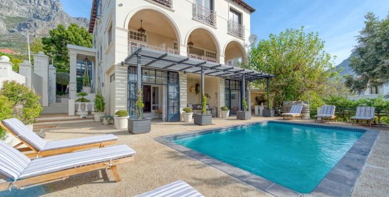 Ein elegantes afrikanisches Ferienhaus mit Pool in malerischer Umgebung, ideal für Afrika-Reisen und Luxusurlaub.