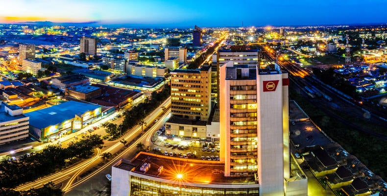 Moderne Stadt mit Lichtern, Afrika, Namibia, Urbanes Reisen, Nachtaufnahme.