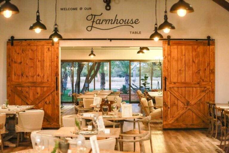 Gemütliches afrikanisches Restaurant inmitten der Natur, ideal für Safari-Urlaub.