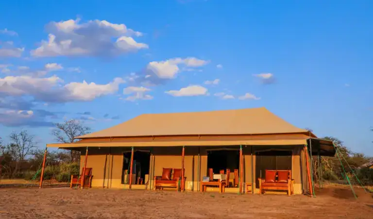 Gemütliche Safari-Lodge mit Terrassen in der afrikanischen Natur, ideal für Tierbeobachtungen und Naturerlebnisse in Afrika.