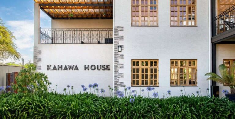 Moderne afrikanische Gastfreundschaft in Kahawa House, Kenia, mit Garten und Balkon.