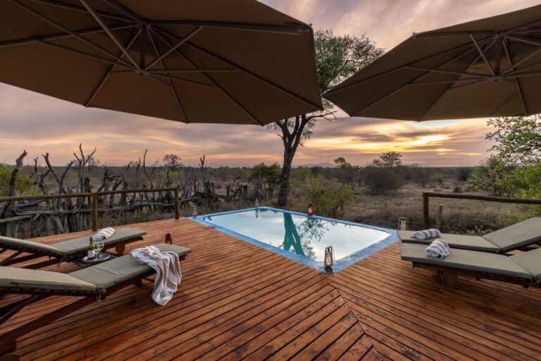 Luxus-Safari-Lodge mit Pool im afrikanischen Busch.