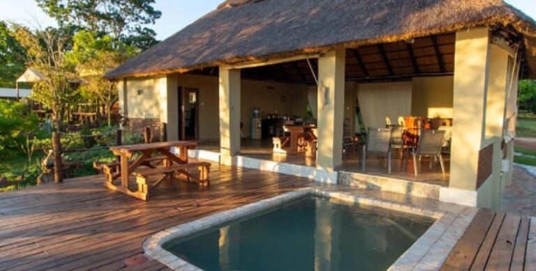 Luxus-Africa-Resort mit Pool, Safari-Abenteuer, Naturerlebnis, DNA, Tierbeobachtung.