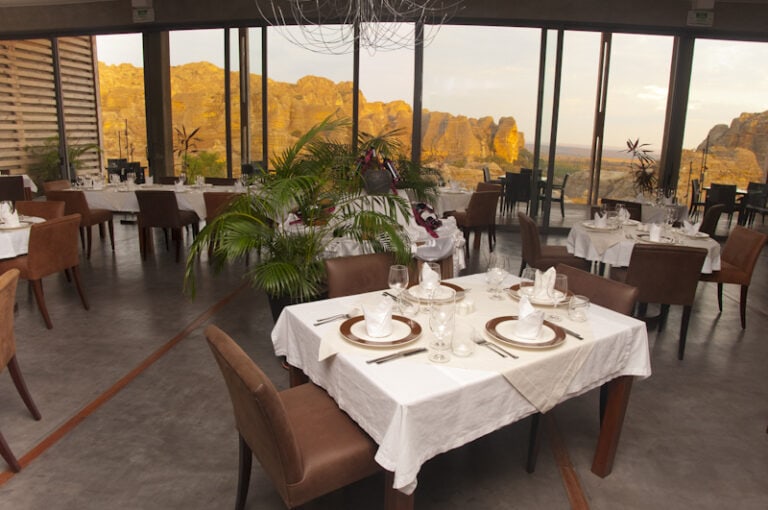 Alt Text: Modernes afrikanisches Restaurant mit Blick auf die beeindruckende Landschaft Afrikas, stilvolle Dekoration.