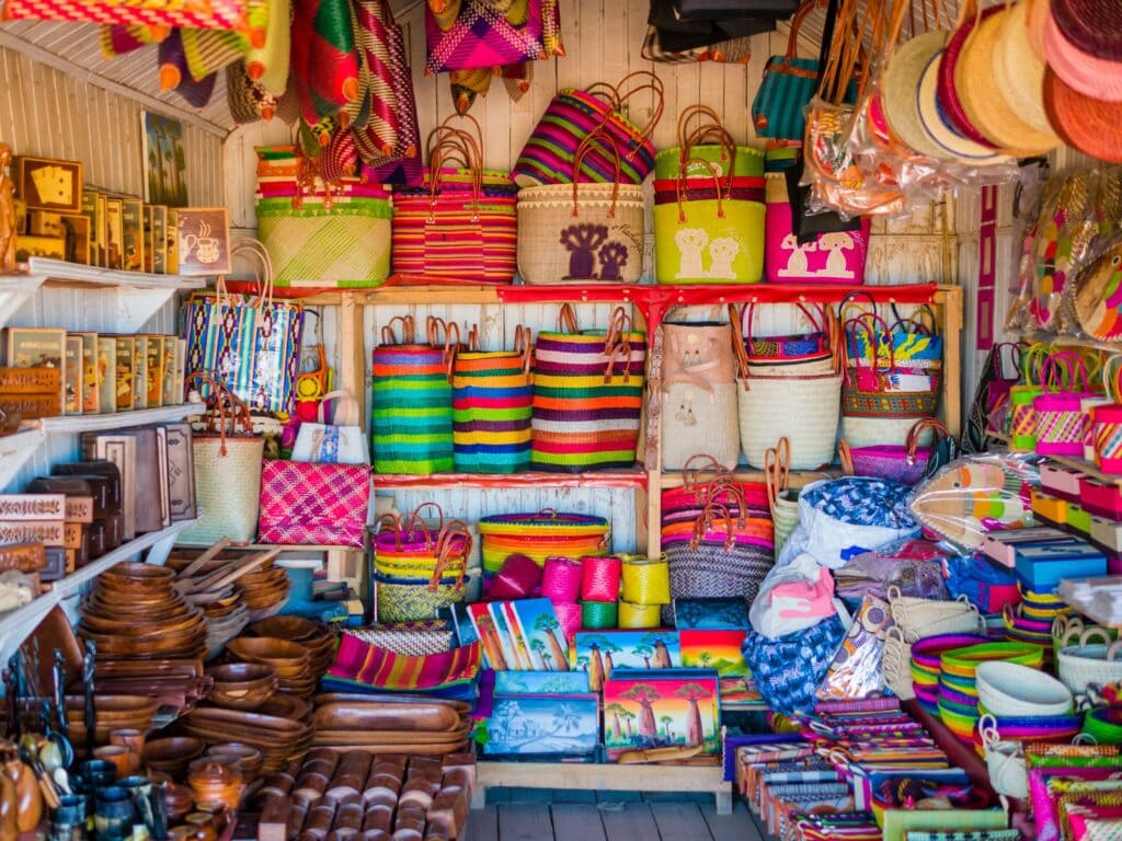 Bunte Strandtaschen und Handwerkskunst aus Afrika, ideal für Südafrika-Reisen und afrikanische Kultur.