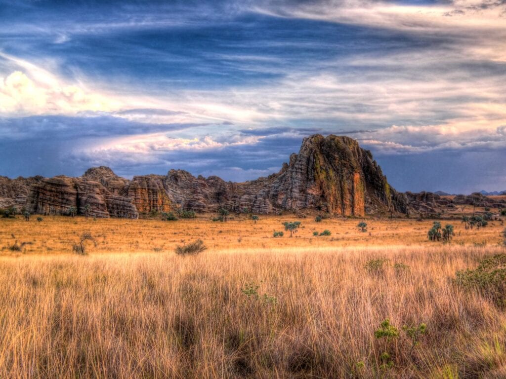 Berglandschaft im afrikanischen Gelände bei Sonnenuntergang.